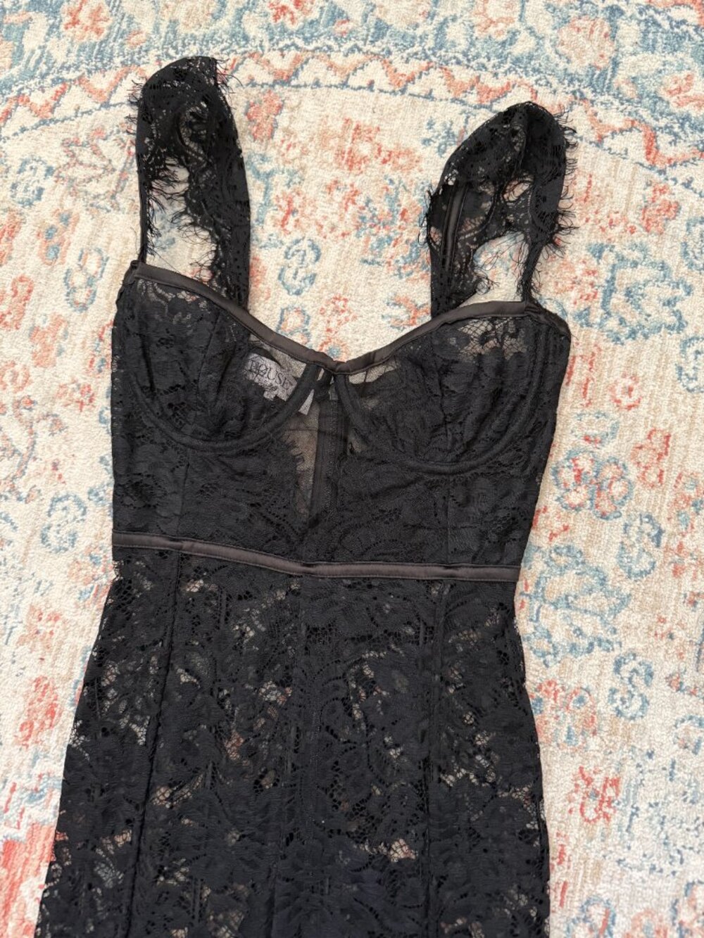 House of CB Hermosa Lace Dress : XS - Picture 4 of 8